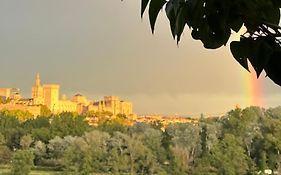 Charmante PETITE MAISON avec vue panoramique, en centre historique, proche d'Avignon, ancienne, rénovée, climatisée, terrasse, parking public gratuit